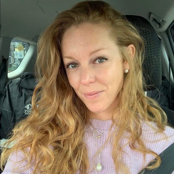 Profile Picture of Danielle Pons (@daniellepons) on Poshmark