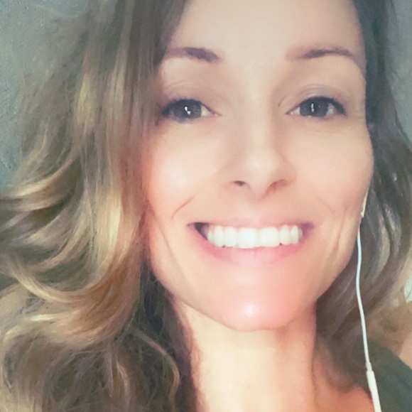 Profile Picture of Stefanie Serasio (@saserasio) on Poshmark