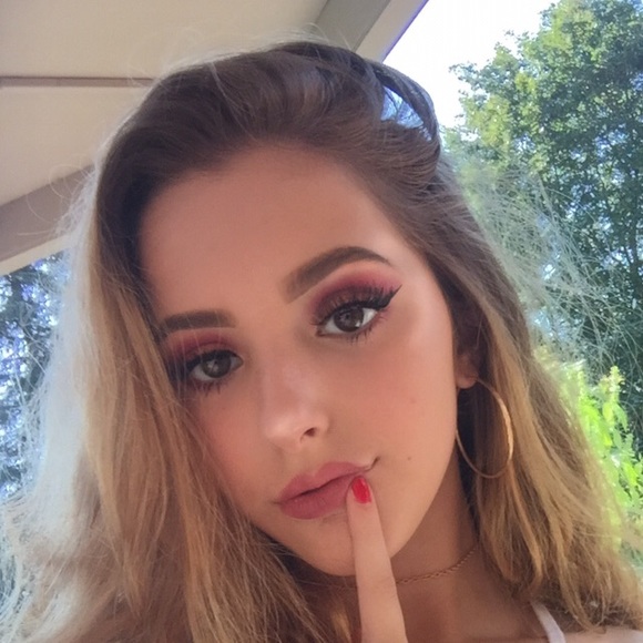 Profile Picture of Hanna Ziesel (@hanna_ziesel) on Poshmark