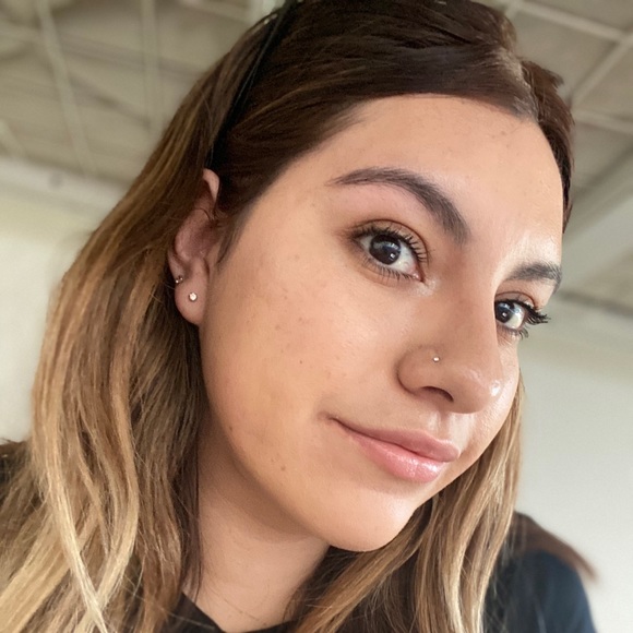 Profile Picture of Giselle Rivera (@riveragiselle) on Poshmark