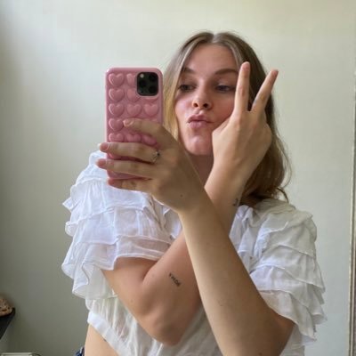 Profile Picture of Emily (@EmilyDerie) on Twitter