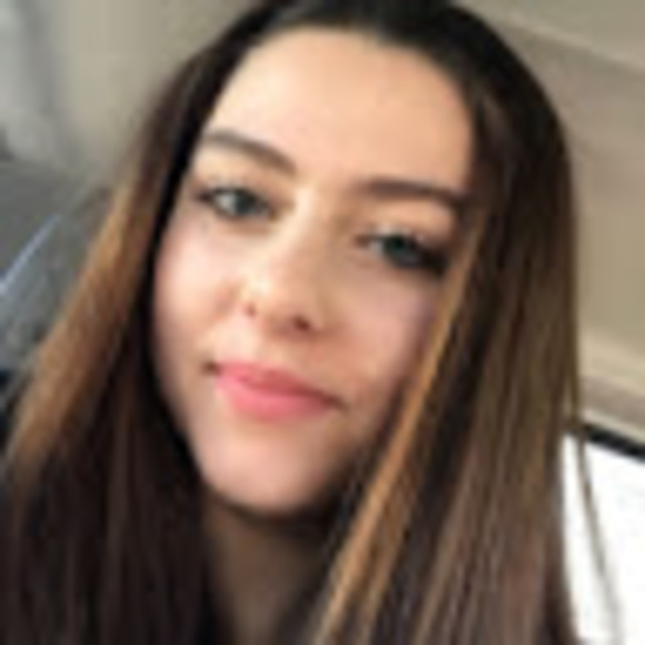 Profile Picture of Emily Dunbar (@emilydunbar_) on Poshmark