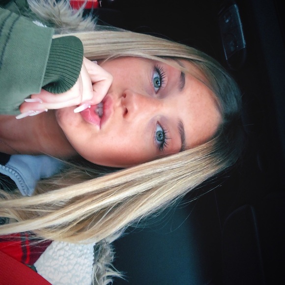 Profile Picture of Ariel Digregorio (@arieldigregorio) on Poshmark