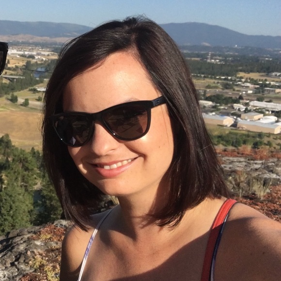 Profile Picture of Ashley Winant (@ashleyrose0322) on Poshmark