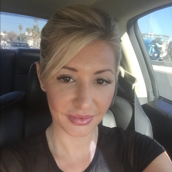 Profile Picture of Karen Sawyer (@karensells) on Poshmark