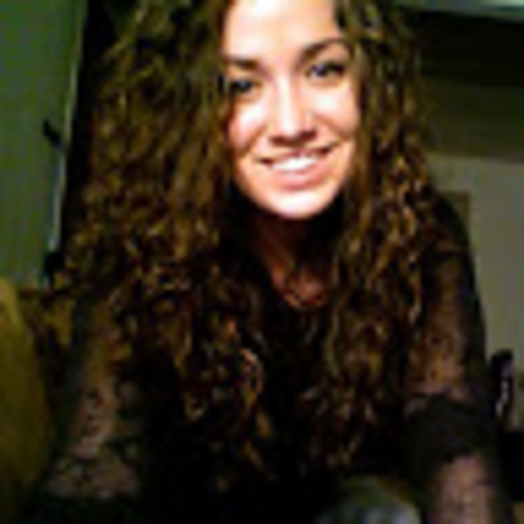 Profile Picture of Taylor Bakios (@taylorbakios) on Poshmark