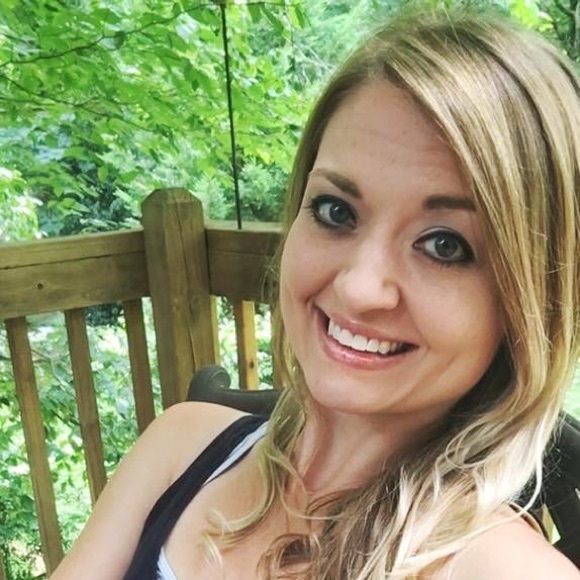 Profile Picture of Pamela Stakemann (@pamelalynn925) on Poshmark