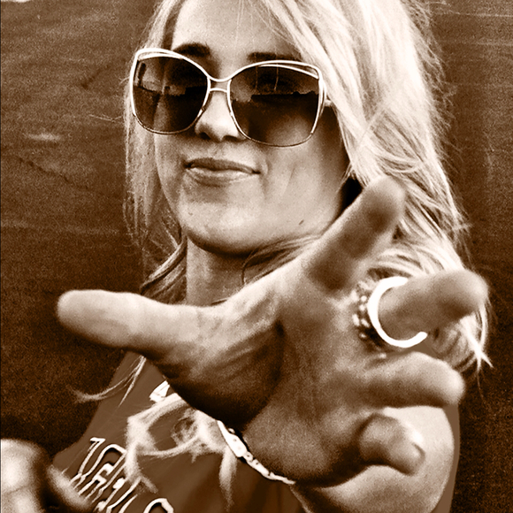 Profile Picture of Jacinda Vanderzyl (@dindas) on Poshmark