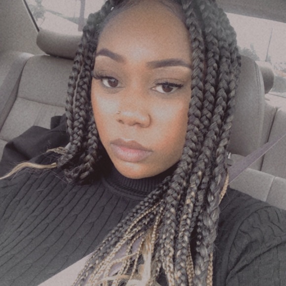 Profile Picture of Gianna Moore (@giannaann1999) on Poshmark