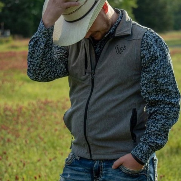Profile Picture of James Shipp (@shippjames98) on Poshmark