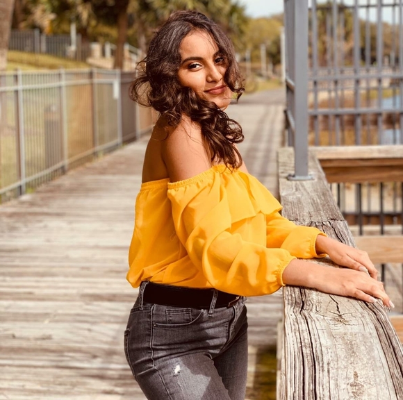 Profile Picture of Arely Sanchez (@arelysanchez434) on Poshmark