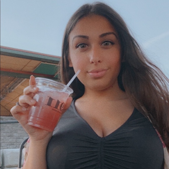 Profile Picture of Nicole Ebare (@nicoleebare0423) on Poshmark