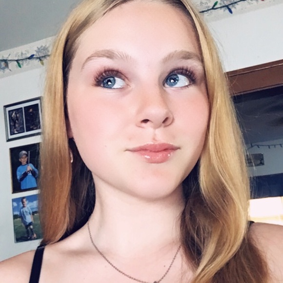 Profile Picture of Gabby Ploeger (@gabbyploeger) on Poshmark