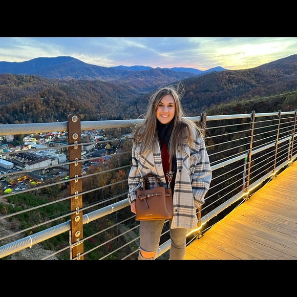 Emily Indof - Poshmark Profile Picture of Emily Indof (@em_indof) on Poshmark