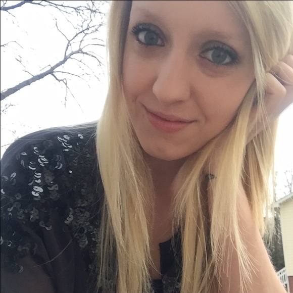 Profile Picture of Taylor Mclellan (@taylorann93) on Poshmark