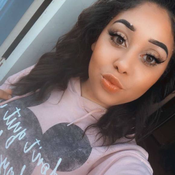 Profile Picture of Andreanna Radcliff-smith (@drewbyn) on Poshmark