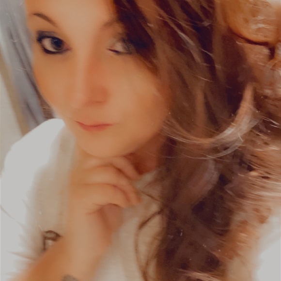 Profile Picture of Jennette Chladek (@jennettechladek) on Poshmark