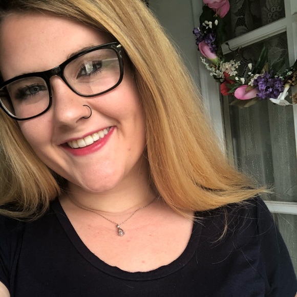 Profile Picture of Rosie Hosmer (@rosie_hosmer) on Poshmark