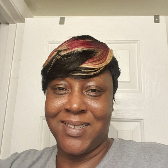 Profile Picture of Sheronica Thombs (@coleeon1976) on Poshmark