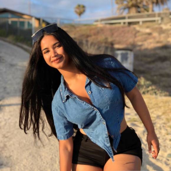 Profile Picture of Gauri Singh (@gaurisingh2841) on Poshmark