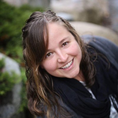 Profile Picture of Rhonda VanderZwaag (@rhonnievz) on Twitter