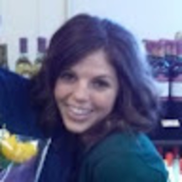 Profile Picture of Emilie Folding (@emiliefolding) on Poshmark