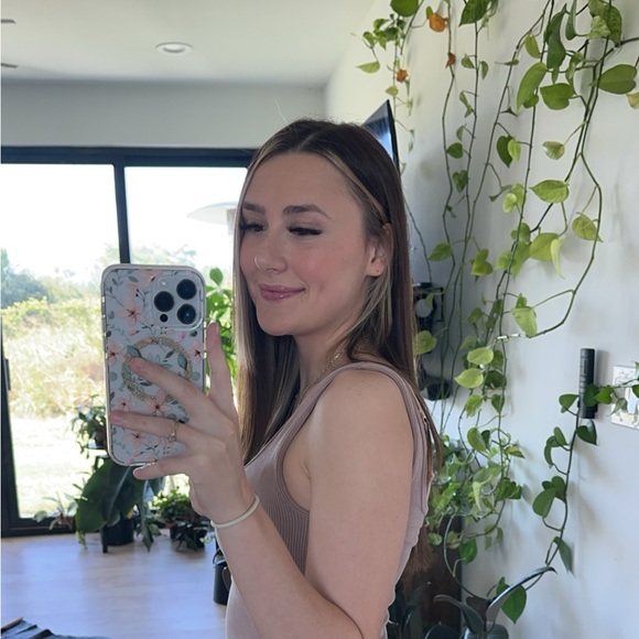 Profile Picture of Julia Floriani (@juliafloriani) on Poshmark