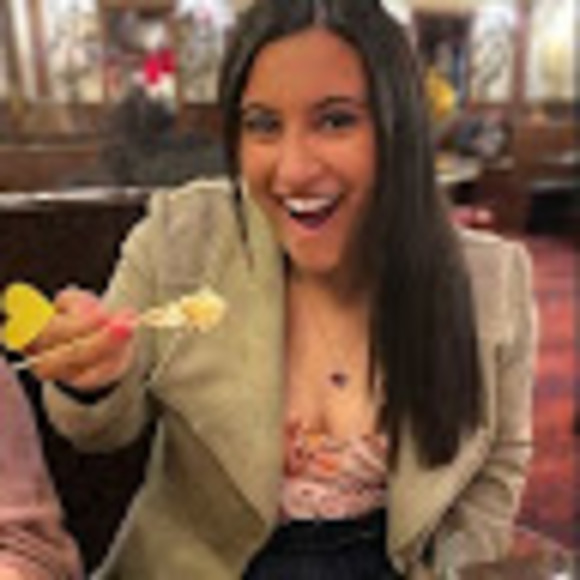 Profile Picture of Amaryllis Labue (@amaryllislabue) on Poshmark