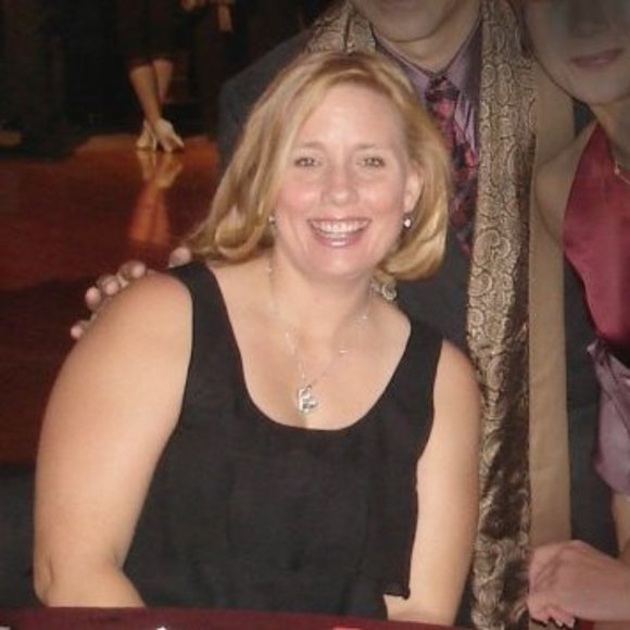 Profile Picture of Leslie Dinius (@dinirl) on Poshmark