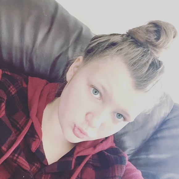 Profile Picture of Destiny Gareiss (@bruhitsdestiny4) on Poshmark