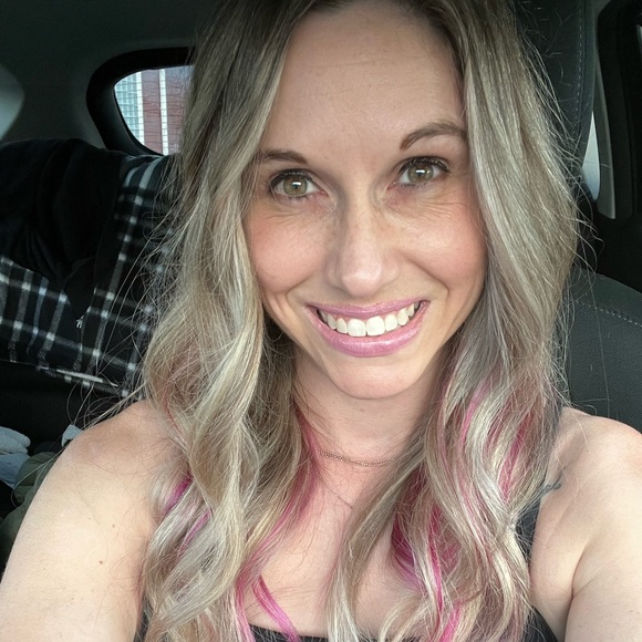 Profile Picture of Lauren Boross (@laurenboross) on Poshmark