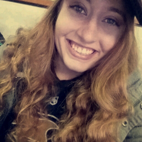 Profile Picture of Carissa Deleskiewicz (@carissad3) on Poshmark