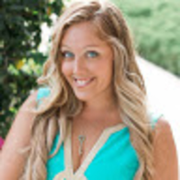 Profile Picture of Ashley Houseman (@ashleyhouseman) on Poshmark