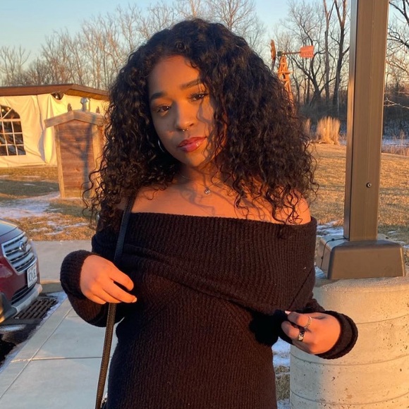 Profile Picture of Amari Smith (@amariolivia) on Poshmark
