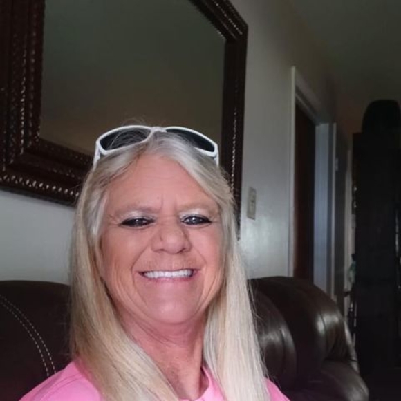 Profile Picture of Lori Weeks (@lrweek) on Poshmark