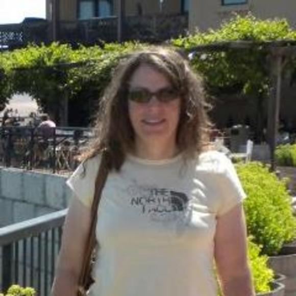 Profile Picture of Dawn Phillips (@dawnsglitz) on Poshmark