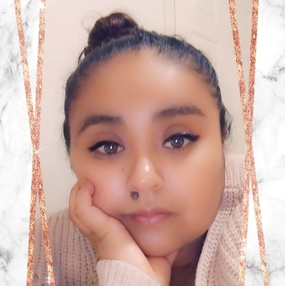 Profile Picture of Itza Gonzalez (@itzagonzalez218) on Poshmark