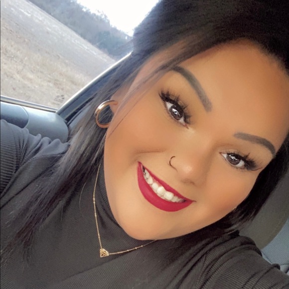 Profile Picture of Cheyenne Vanhook (@vanhookcheyenne) on Poshmark
