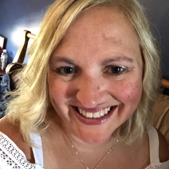 Profile Picture of Lori Parrish (@lorishappy) on Poshmark