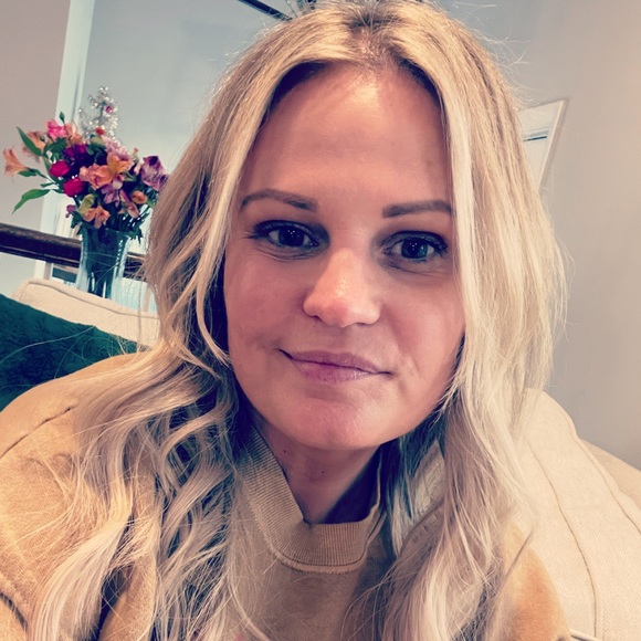 Profile Picture of Erin Cantwell kyler (@erinkyler) on Poshmark