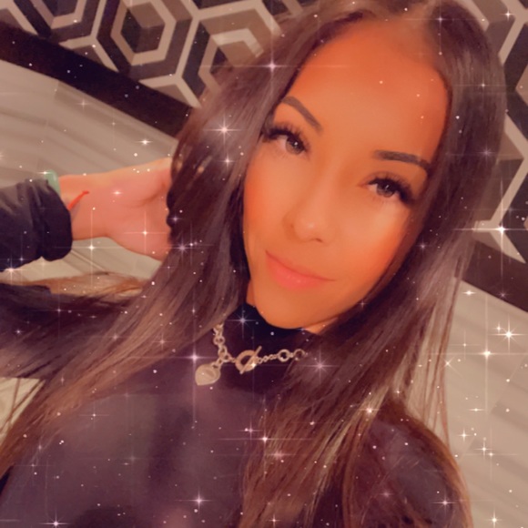 Cheyenne Booras - Poshmark Profile Picture of Cheyenne Booras (@cheyennebooras) on Poshmark