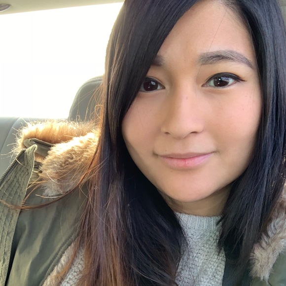 Profile Picture of Nguyen Huynh (@ellesftw) on Poshmark