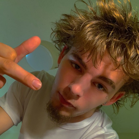 Profile Picture of Adam Handy (@adamhandy) on Poshmark