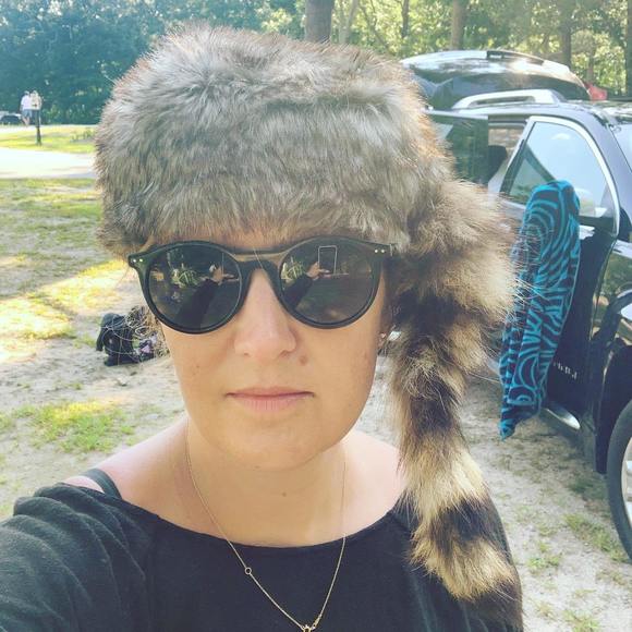 Profile Picture of Beth Hederman (@bethandrews1223) on Poshmark