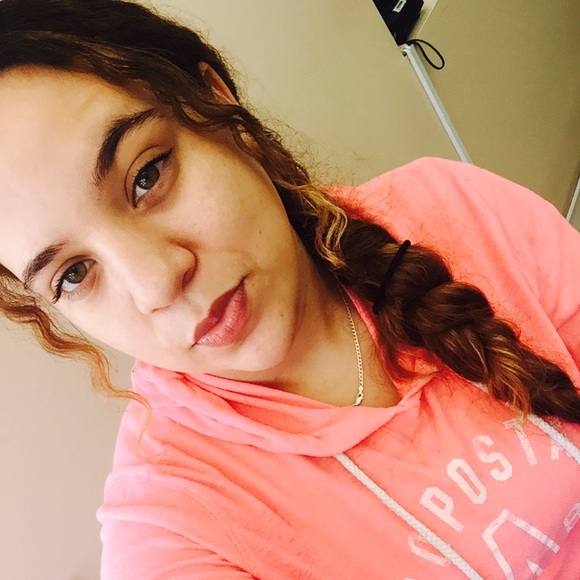 Profile Picture of Luz Estevez (@luzmariae0401) on Poshmark