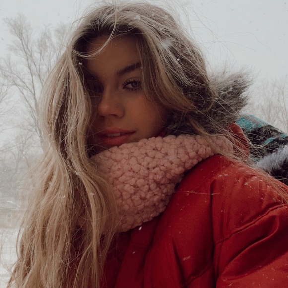 Profile Picture of Kaia Critchett (@kaiablueee) on Poshmark