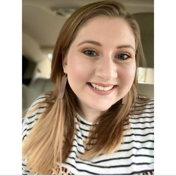 Profile Picture of Alyson Elliott (@apegirl13) on Poshmark