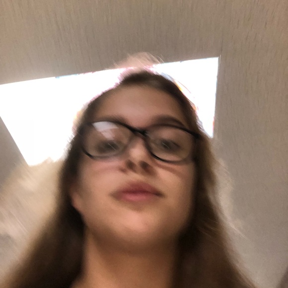 Profile Picture of Alia Schlimgen (@aliaschlim) on Poshmark