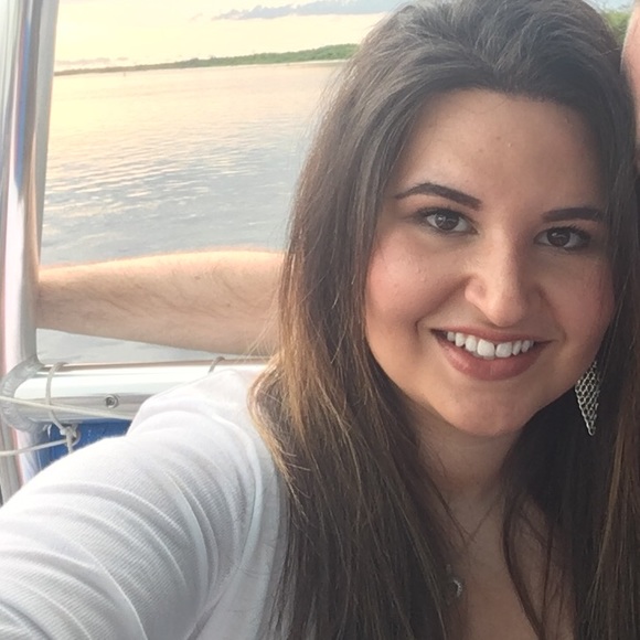 Profile Picture of Mia Simon (@simon212) on Poshmark