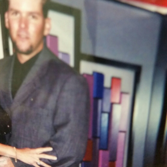 Profile Picture of Robert Compton (@roberttt) on Poshmark